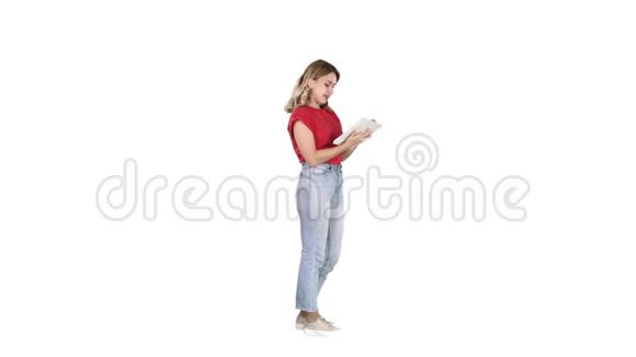 女士在白色背景上随意使用平板电脑视频的预览图