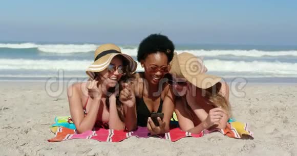 年轻女性朋友在海滩玩4k视频的预览图
