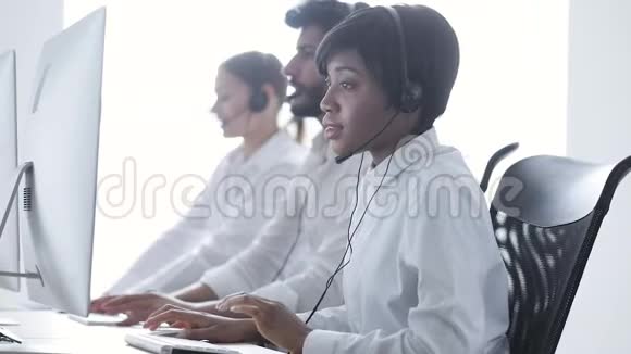 人们在联系中心工作头戴帽子的妇女视频的预览图
