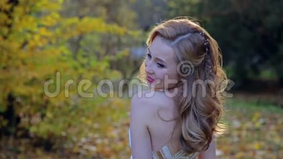 金色公园里美丽的秋女视频的预览图
