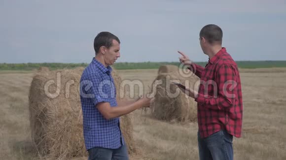 团队农业智慧农业理念两名男性农民工人在数字领域研究生活方式干草堆视频的预览图
