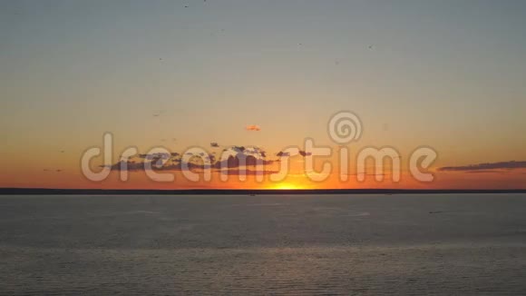 美丽的日落过江视频的预览图