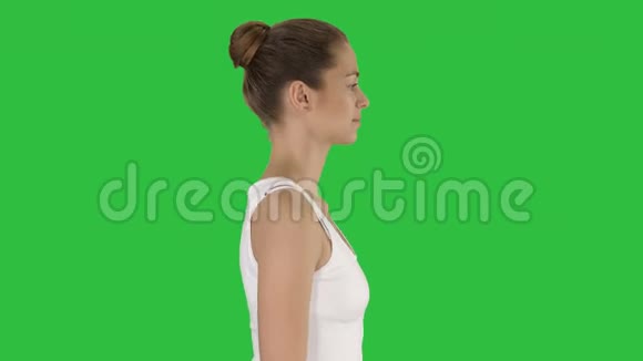 随意的年轻女子走在绿色屏幕上Chroma键视频的预览图