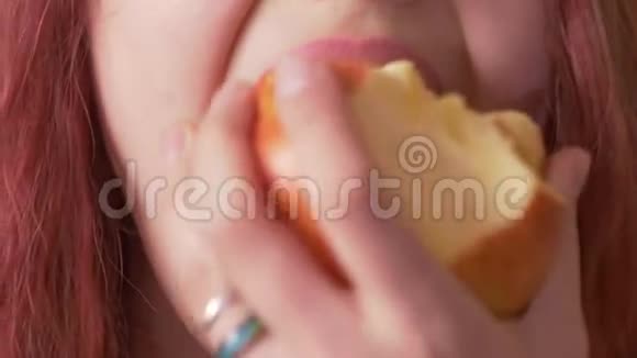 可爱的少女吃苹果视频的预览图