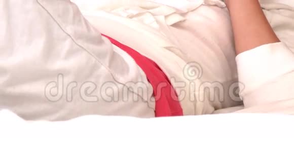 白人金发女人躺在床上听音乐视频的预览图