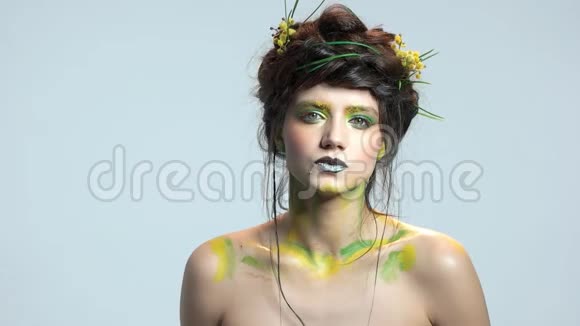 年轻女子化妆艺术视频的预览图