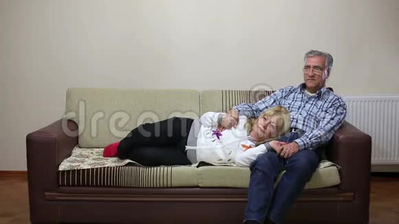 年长夫妇坐在沙发上视频的预览图