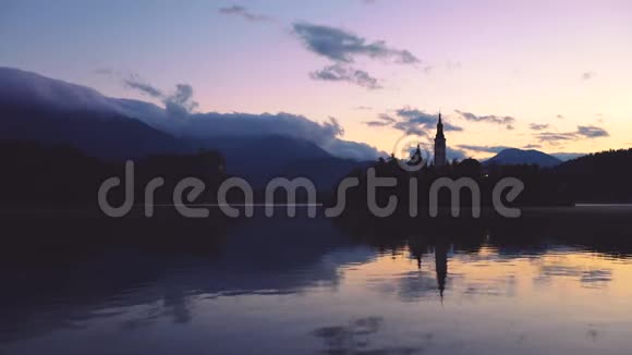 日落时在小岛上举行圣玛丽教堂的布莱德湖欧洲斯洛文尼亚布莱德视频的预览图