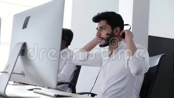 呼叫中心接线员在联络中心工作的人视频的预览图