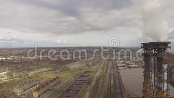 工业钢厂鸟瞰图空中雪橇工厂飞越烟雾钢管厂视频的预览图