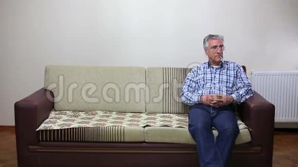 年长夫妇坐在沙发上视频的预览图