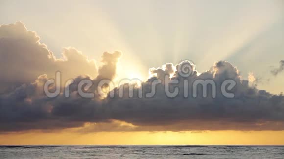 海洋上空美丽日出的录像视频的预览图