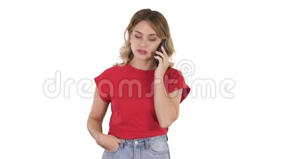 年轻女子在白色背景下走路时用手机说话视频的预览图