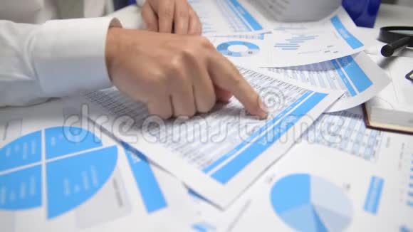 商人工作和计算阅读和写报告办公室员工桌子特写商业财务会计视频的预览图