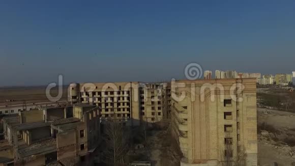 春季医院废弃建筑工地空中无人机图像视频的预览图