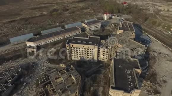 春季医院废弃建筑工地空中无人机图像视频的预览图