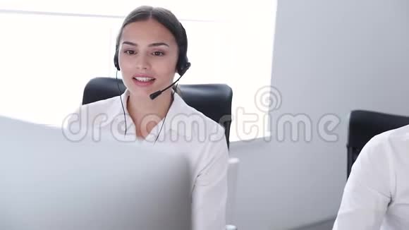 呼叫中心电话热线支援中的女接线员视频的预览图