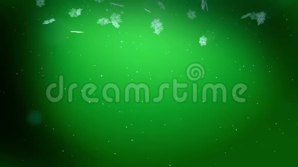 美丽的三维雪花在空气中缓慢地漂浮并在夜间在绿色的背景上发光使用动画圣诞视频的预览图