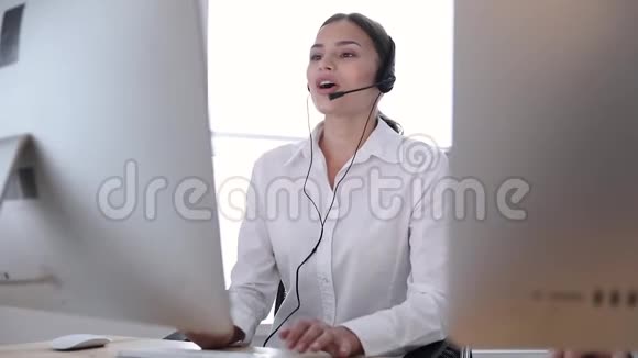 呼叫中心电话热线支援中的女接线员视频的预览图