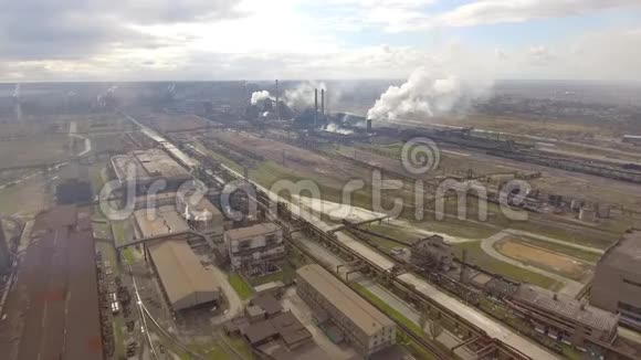 工业钢厂鸟瞰图空中雪橇工厂飞越烟雾钢管厂视频的预览图