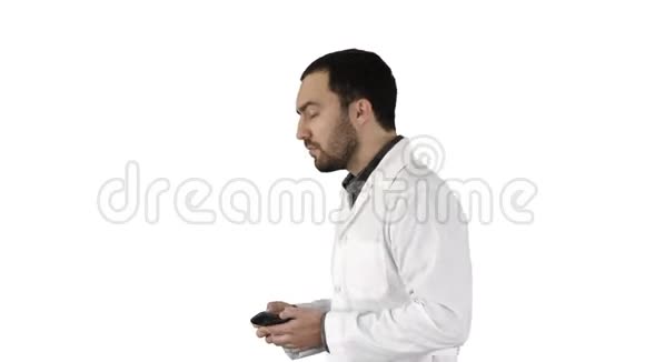 医生在白色背景上用手机说话视频的预览图