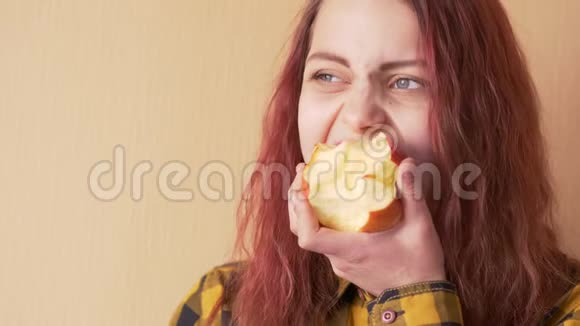 可爱的少女吃苹果视频的预览图
