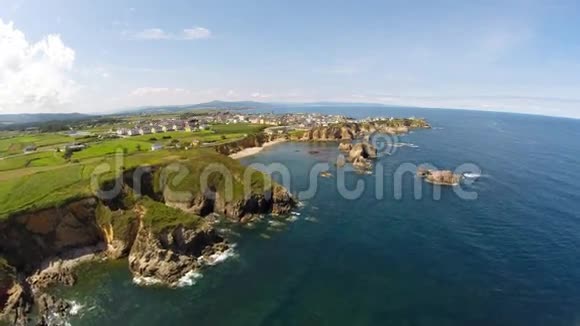 加利西亚海岸线鸟瞰西班牙北部美丽的海滩视频的预览图