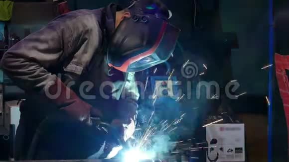 重工工人在建筑厂焊接视频的预览图