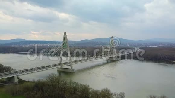 河上的公路桥视频的预览图