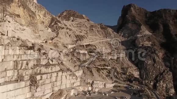 空中拍摄世界著名的卡拉拉大理石洞穴与柔和的日落光视频的预览图
