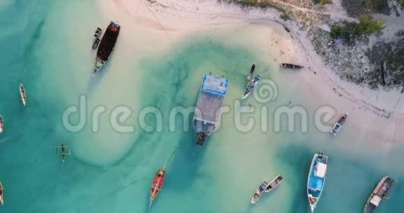 带沙滩的热带海岸渔船的鸟瞰图视频的预览图