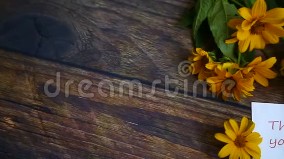 木桌上摆着一束盛开的美丽雏菊视频的预览图