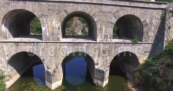 克罗地亚东尼老桥的鸟瞰图视频的预览图