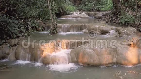 泰国自然热带丛林瀑布视频的预览图