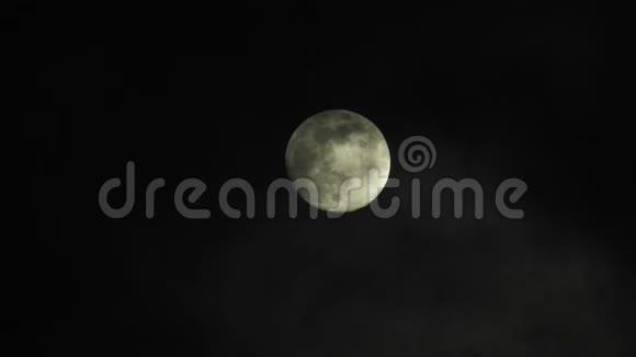 月亮上有云在漆黑的夜空中掠过时间流逝阴云密布明亮的月亮上有云非常详细的视频视频的预览图