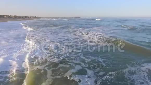 海浪到达非洲的海滩视频的预览图