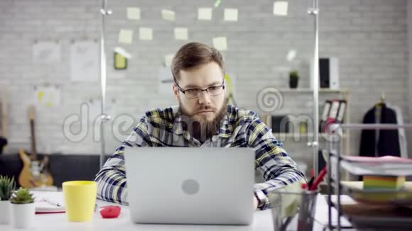 有生产力的商人靠在手提电脑上完成办公室工作有效的经理对截止日期感到满意视频的预览图