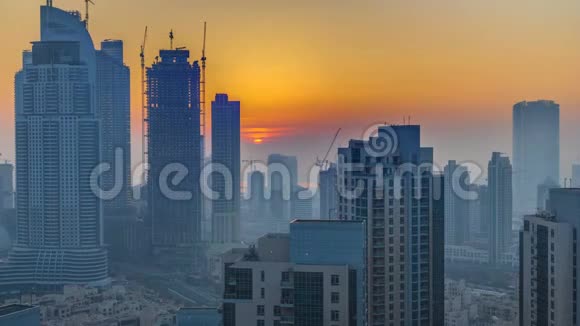 迪拜市区的雾状日出视频的预览图