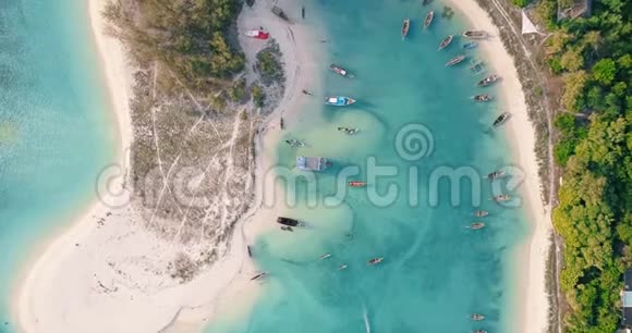 带沙滩的热带海岸渔船的鸟瞰图视频的预览图