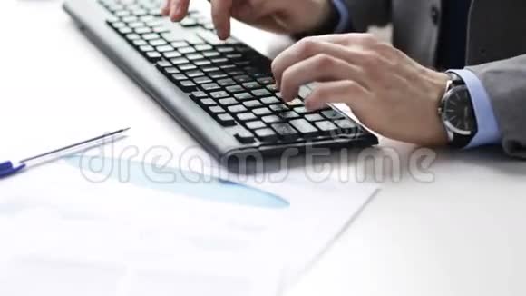 用图表和键盘拉近男性的手视频的预览图