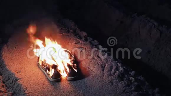 在海岸的沙滩上烧靴子视频的预览图