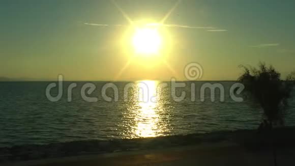 美丽的日落海景日出景观视频的预览图