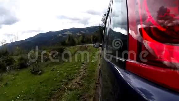 在一条山路上开车视频的预览图