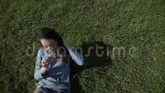 绿色草地上快乐的女孩视频的预览图