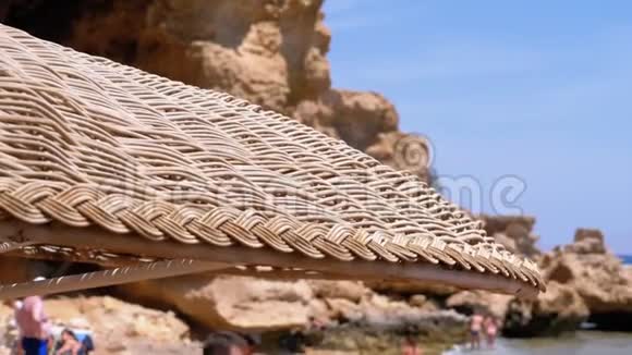 在红海的埃及有雨伞的海滩岩石海岸的阳光度假胜地视频的预览图