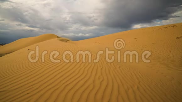日落时美丽的沙丘撒哈拉沙漠视频的预览图