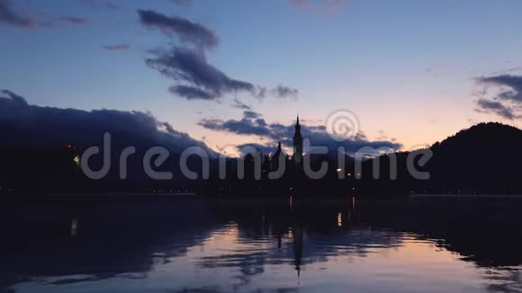 日落时在小岛上举行圣玛丽教堂的布莱德湖欧洲斯洛文尼亚布莱德视频的预览图