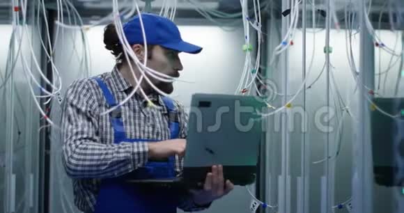 技术员在数据中心检查电缆视频的预览图