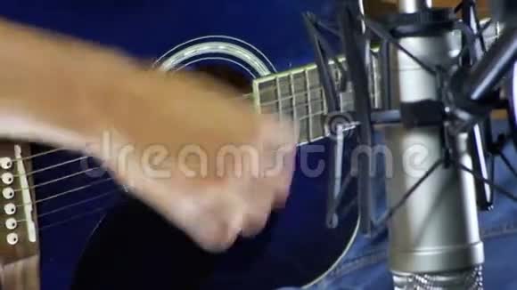 家庭录音室麦克风中的音乐家录音吉他视频的预览图