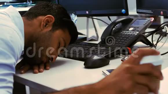 疲惫的商务主管睡在办公桌上视频的预览图